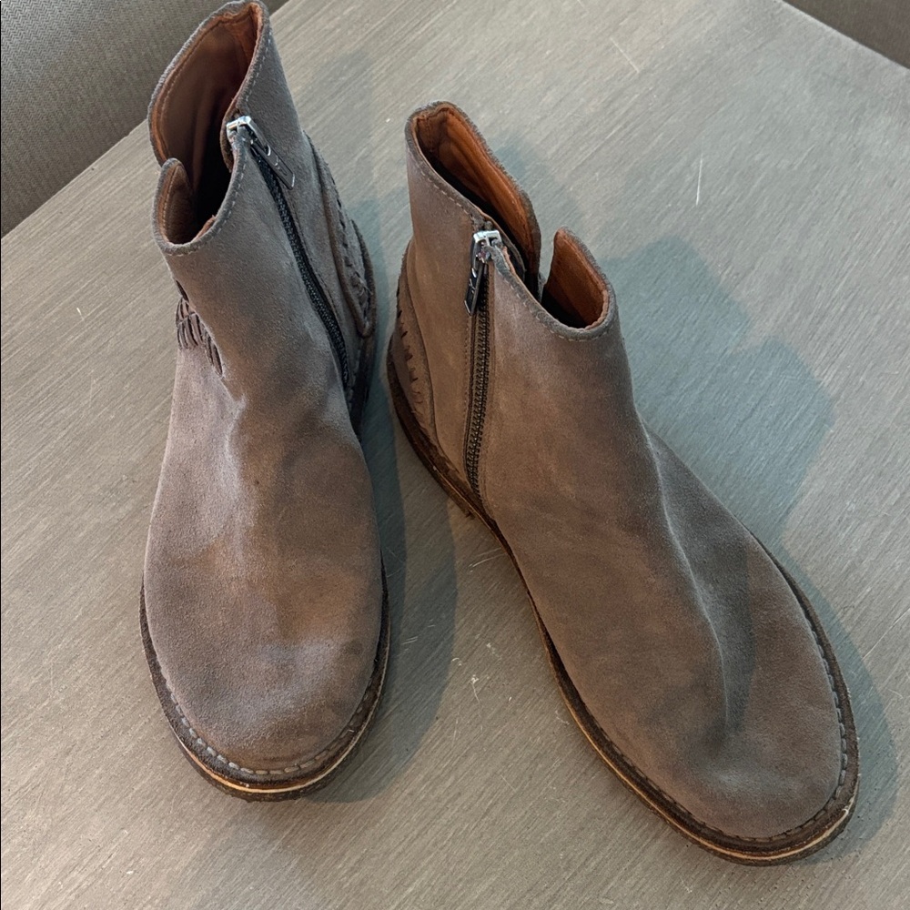 Frye Stylish Gray Ankle Boots with Side Zipper